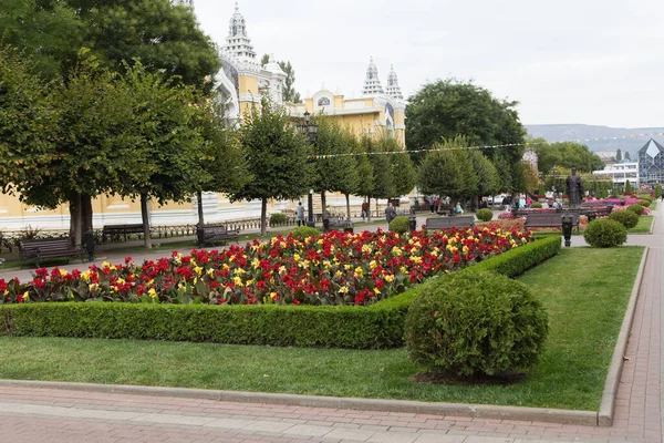 Kislovodsk, Rusia - 19 de septiembre de 2019 - Kurortnyi boulevard, hermosa arquitectura . — Foto de Stock