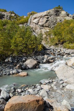 Dombay dağları, ulusal parkta yürüyüş Alibek şelalesi ve buzulu, sonbahar manzarası