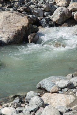 Dombay dağları, ulusal parkta yürüyüş Alibek şelalesi ve buzulu, sonbahar manzarası