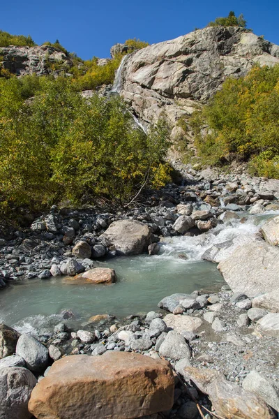 Dombay hegyek, túrázás a nemzeti parkban az Alibek vízesés és gleccser, őszi táj — Stock Fotó