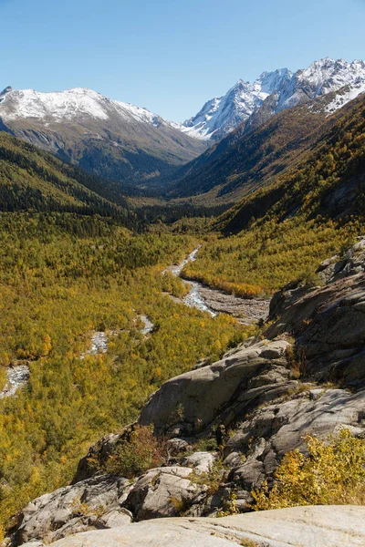 Dombay berg, vandring i nationalpark till Alibek vattenfall och glaciär, höstlandskap — Stockfoto