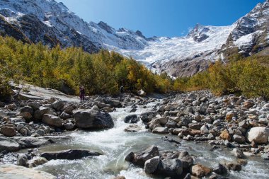 Dombay dağları, ulusal parkta yürüyüş Alibek şelalesi ve buzulu, sonbahar manzarası
