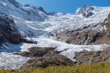 Dombay dağları, ulusal parkta yürüyüş Alibek şelalesi ve buzulu, sonbahar manzarası