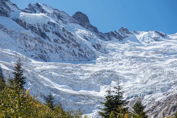 Góry Dombay, trekking w parku narodowym do wodospadu Alibek i lodowca, jesienny krajobraz — Zdjęcie stockowe