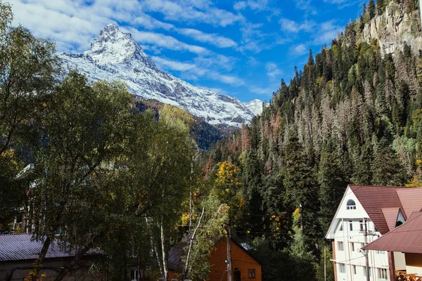 Hermosa vista serena sobre montañas con hielo y árboles, balcón con vistas al paisaje otoñal en Dombay, Rusia. — Foto de Stock