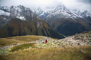 Dağların tepesinden nefes kesici manzara, Dombay 'daki karlı tepeler.