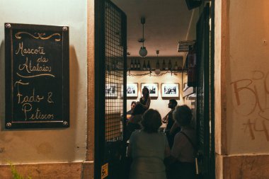 Lizbon, Portekiz - Eylül 2014. Fado kulübünün eski kasabasında, gece caddesinde yürürken.