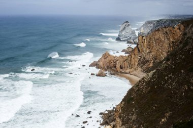 Cabo da Roca 'dan güzel bir manzara Atlantik Okyanusu, Portekiz. Mavi deniz manzarası.