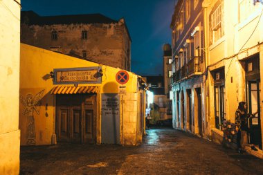 Lizbon, Portekiz - 10 Eylül 2014. Lizbon 'da bir gece, Alfama' daki eski kasabanın merkezinde bir lokanta..
