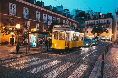 Lizbon, Portekiz - 10 Eylül 2014. Lizbon 'da bir gece, Alfama' da geleneksel sarı tramvay.