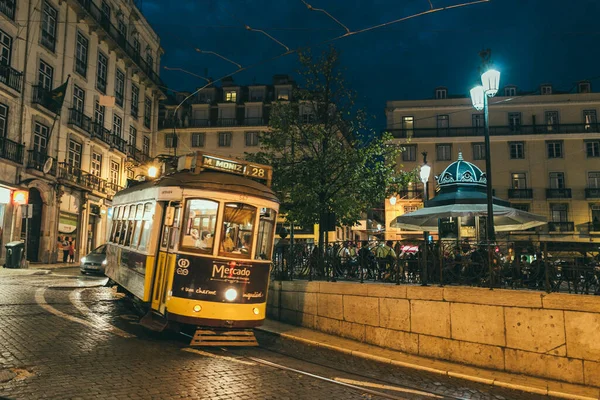 Лиссабон Португалия Сентябрь 2014 Года Mars Moniz Place Tram Night — стоковое фото