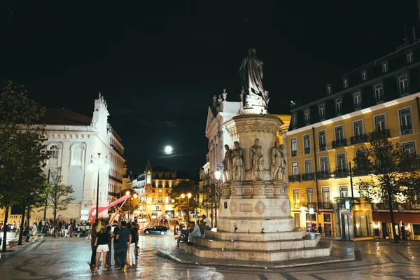 ポルトガル リスボン 2014年9月 マーティム モニス プレイス夜間ライトアップされた通りを歩く — ストック写真