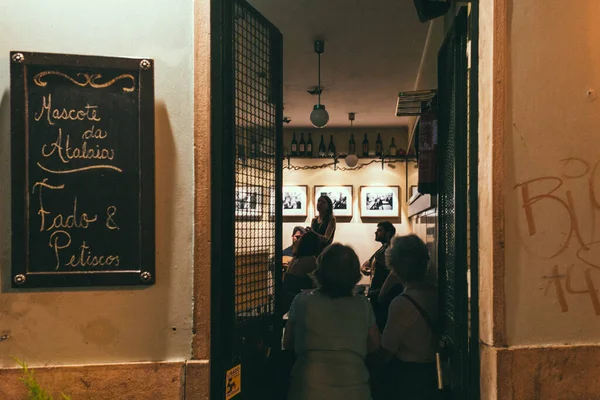 Lizbon, Portekiz - Eylül 2014. Fado kulübünün eski kasabasında, gece caddesinde yürürken.