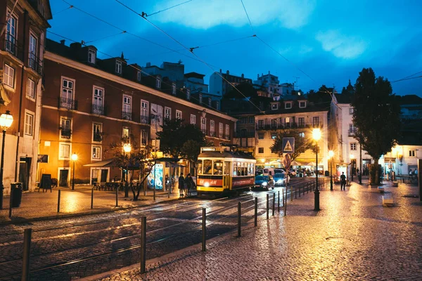Лиссабон Португалия Сентября 2014 Года Ночь Лиссабоне Традиционный Желтый Трамвай — стоковое фото