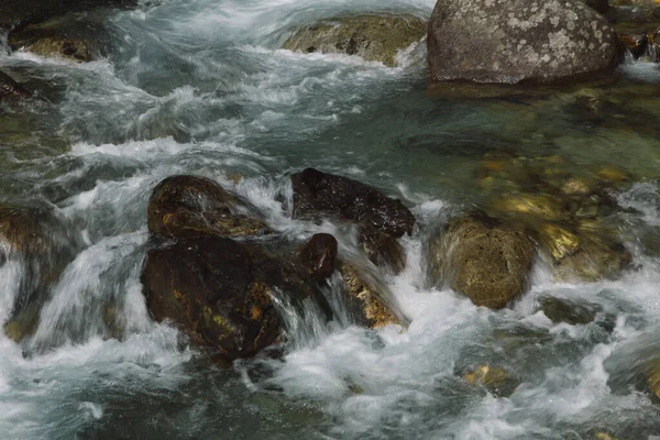 Bela Cachoeira Salpicada Nas Montanhas Dombay Temporada Outono Abetos Verdes — Fotografia de Stock