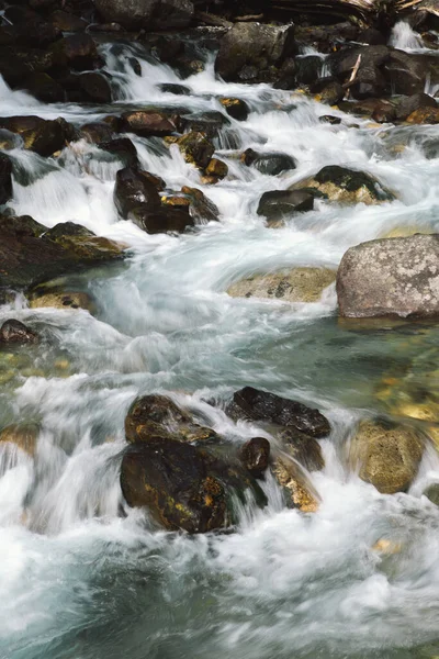 Bela Cachoeira Salpicada Nas Montanhas Dombay Temporada Outono Abetos Verdes — Fotografia de Stock