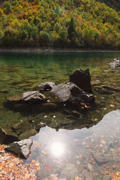 Lago Turquesa Baduk em montanhas no parque nacional de Dombay, Cáucaso, Rússia. Bela paisagem outono . — Fotografia de Stock