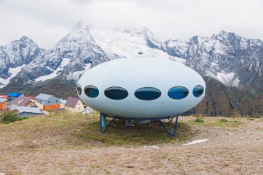 Kafkasya dağlarındaki Dombay kayak merkezinin sembolü, Karachay-Çerkessia, Rusya. Eylül 2019