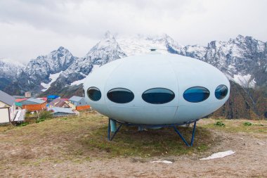 Kafkasya dağlarındaki Dombay kayak merkezinin sembolü, Karachay-Çerkessia, Rusya. Eylül 2019
