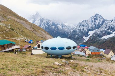 Kafkasya dağlarındaki Dombay kayak merkezinin sembolü, Karachay-Çerkessia, Rusya. Eylül 2019