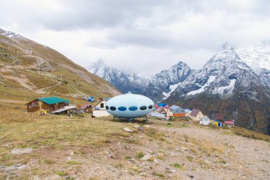 Kafkasya dağlarındaki Dombay kayak merkezinin sembolü, Karachay-Çerkessia, Rusya. Eylül 2019