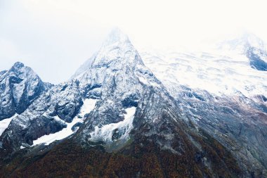 Dombay, Kafkasya, Karachay-Çerkesya, Rusya 'da kayalık tepeleri olan karlı dağlar.