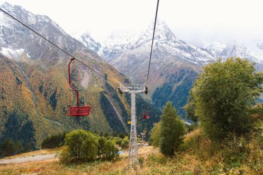 Sonbahar mevsiminde Mussa Achitara Dağı 'ndan Dombay kayak merkezindeki eski teleferik kablosu, güzel dağlar, tepeler, Kafkaslar, Rusya