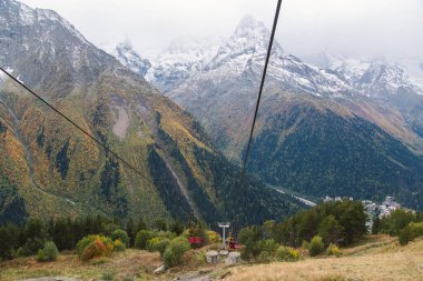 Sonbahar mevsiminde Mussa Achitara Dağı 'ndan Dombay kayak merkezindeki eski teleferik kablosu, güzel dağlar, tepeler, Kafkaslar, Rusya