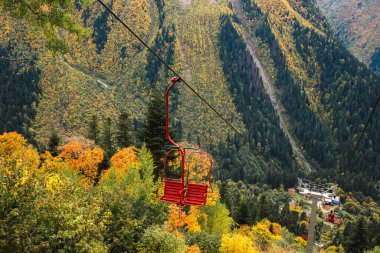 Sonbahar mevsiminde Mussa Achitara Dağı 'ndan Dombay kayak merkezindeki eski teleferik kablosu, güzel dağlar, Kafkaslar, Rusya