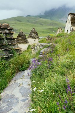 Dargavs, Kuzey Osetya-Alania, Rusya. Kuzey Kafkasya dağlarındaki ölüler şehri, antik nekropolis. Unesco Dünya Mirası.