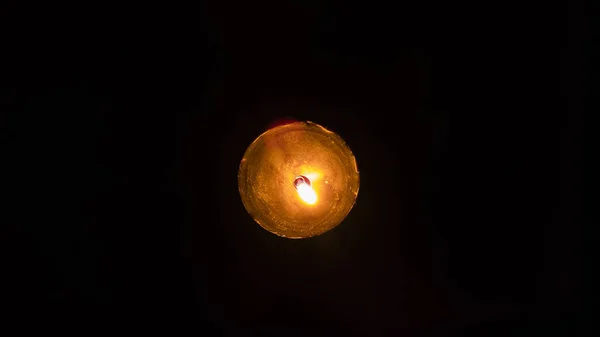 黑暗房间里漂亮的蜡烛，黑色背景 — 图库照片