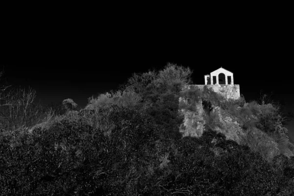 Pequena igreja em um pico de montanha — Fotografia de Stock