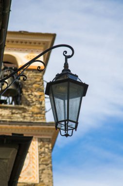 Kırsal bir Alp köyünde eski bir fener.