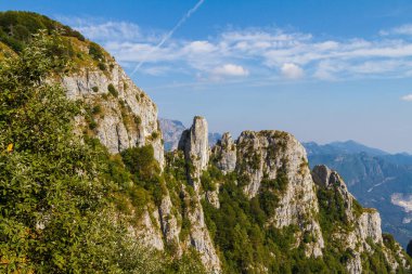 Güneşli bir günde İtalyan Alplerinde Panorama