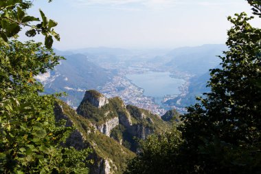 Güneşli bir günde İtalyan Alplerinde Panorama