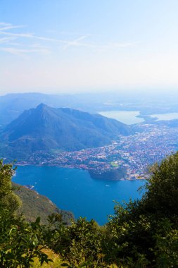 Güneşli bir günde İtalyan Alplerinde Panorama