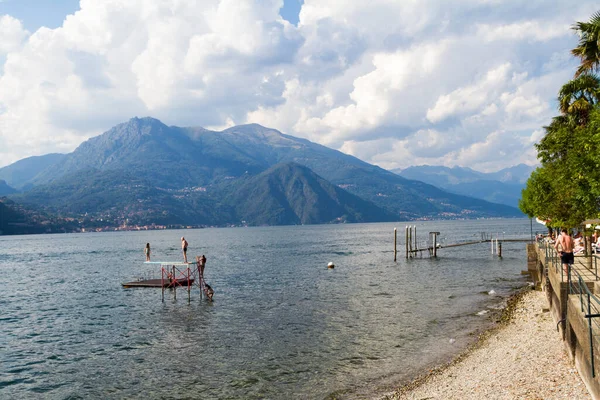 Bellagio, Itálie - 13. srpna 2013: skupina lidí se potápí z trampolíny v jezeře Como v Bellagiu — Stock fotografie