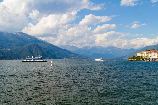 Bellagio, Itálie - 13. srpna 2013: Jezero Como v Bellagiu v létě, Itálie — Stock fotografie