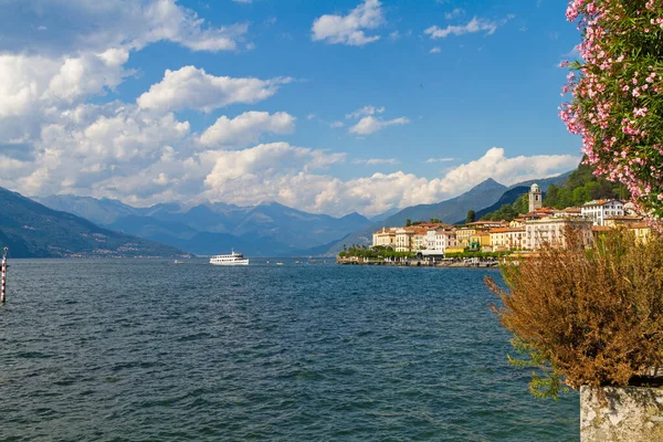 Bellagio, Itálie - 13. srpna 2013: Jezero Como v Bellagiu v létě, Itálie — Stock fotografie
