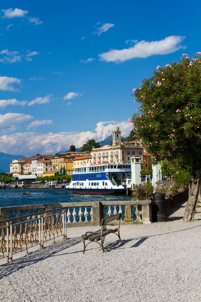 Bellagio, Itálie - 13. srpna 2013: Procházka podél jezera Como v letním období v Bellagiu, Itálie — Stock fotografie