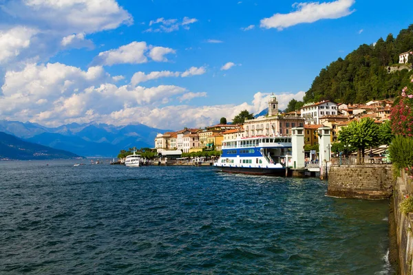 Bellagio, Itálie - 13. srpna 2013: Jezero Como v Bellagiu v létě, Itálie — Stock fotografie