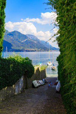 Bellagio, İtalya - 13 Ağustos 2013: İtalya, Bellagio 'da Como Gölü boyunca yürüyüş