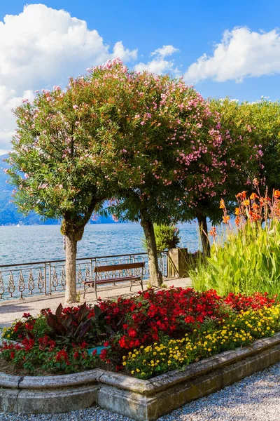 Bellagio - 13 agosto 2013: Passeggiata lungo il lago di Como a Bellagio in estate — Foto Stock