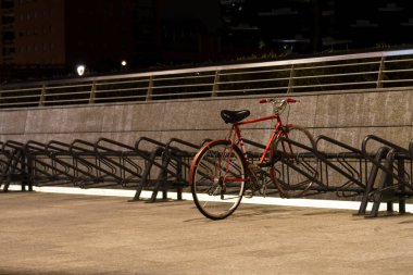 Bisiklet parkında kırmızı bir bisiklet