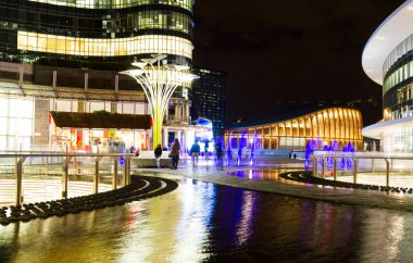 Milan, İtalya - 12 Nisan 2016: Gae Aulenti Meydanı, Milano