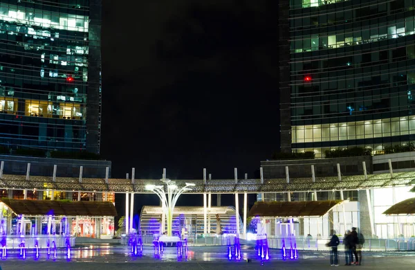 ミラノ,イタリア- 12 April 2016:ミラノの夜のGae Aulenti広場 — ストック写真