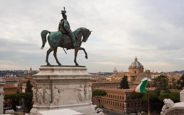 Rome, Italy - 3 January 2008: Glimpse of Rome, statue of Vittorio Emanuele second — Stock Photo, Image