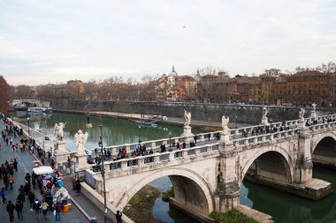 Roma, İtalya - 3 Ocak 2008: Roma 'da Tevere nehri açısı