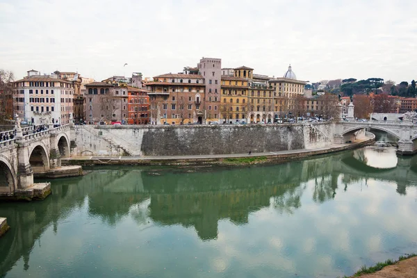 Roma, Itália - 3 de janeiro de 2008: Angle of Tevere river in Rome — Fotografia de Stock