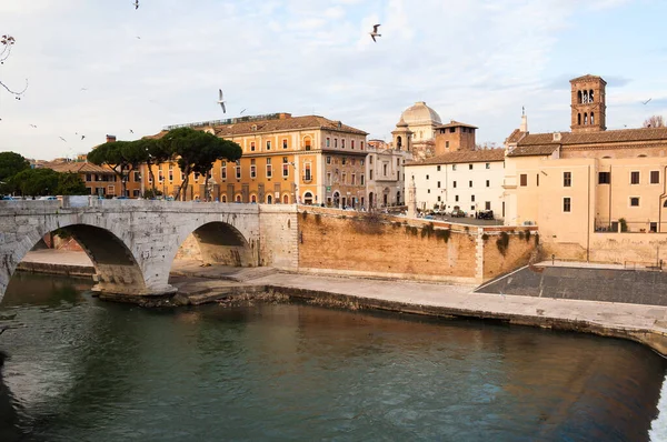 Rome, Italy - 3 January 2008: Angle of Tevere river in Rome — Stock Photo, Image